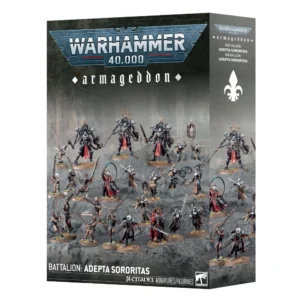 Vue de trois quarts de la boîte de figurines du Bataillon d'Armageddon: Adepta Sororitas pour l'univers Warhammer 40,000. Au sommet de l'emballage, le logo officiel bleu et métallique « WARHAMMER 40,000 » surplombe le mot « armageddon » inscrit en lettres gothiques blanches. L'illustration centrale présente une imposante armée de sœurs de bataille progressant sur un monticule de roches grises sous une brume sombre. On distingue plusieurs grands marcheurs de combat blindés en armure noire et rouge en arrière-plan, tandis qu'au premier plan s'avancent de nombreuses guerrières à pied brandissant des épées tronçonneuses, des fouets et des bannières sacrées. Le bandeau noir inférieur indique la mention blanche « BATTALION: ADEPTA SORORITAS » à gauche, et la mention « 24 CITADEL MINIATURES/FIGURINES » à droite à côté du logo blanc de Games Workshop. Le flanc droit de la boîte, de couleur grise, affiche une grande icône de fleur de lys blanche.