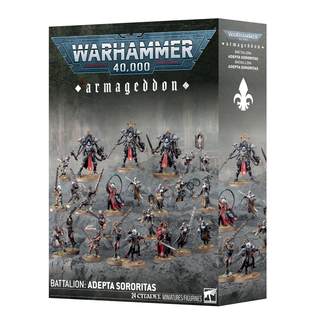 Vue de trois quarts de la boîte de figurines du Bataillon d'Armageddon: Adepta Sororitas pour l'univers Warhammer 40,000. Au sommet de l'emballage, le logo officiel bleu et métallique « WARHAMMER 40,000 » surplombe le mot « armageddon » inscrit en lettres gothiques blanches. L'illustration centrale présente une imposante armée de sœurs de bataille progressant sur un monticule de roches grises sous une brume sombre. On distingue plusieurs grands marcheurs de combat blindés en armure noire et rouge en arrière-plan, tandis qu'au premier plan s'avancent de nombreuses guerrières à pied brandissant des épées tronçonneuses, des fouets et des bannières sacrées. Le bandeau noir inférieur indique la mention blanche « BATTALION: ADEPTA SORORITAS » à gauche, et la mention « 24 CITADEL MINIATURES/FIGURINES » à droite à côté du logo blanc de Games Workshop. Le flanc droit de la boîte, de couleur grise, affiche une grande icône de fleur de lys blanche.