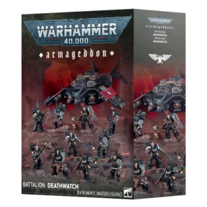 Vue de trois quarts de la boîte de figurines du Bataillon d'Armageddon: Deathwatch pour l'univers Warhammer 40,000. Au sommet de l'emballage, le logo officiel bleu et métallique « WARHAMMER 40,000 » surplombe le mot « armageddon » inscrit en lettres gothiques blanches. L'illustration centrale met en scène une force de frappe d'élite de Space Marines en armure noire et bras argentés progressant sur un sol de décombres rocheux, sous un ciel de guerre embrasé d'un rouge sang profond. On y distingue dix guerriers à pied équipés d'armes à feu lourdes et d'épées énergétiques, survolés par un imposant aéronef de combat noir et rouge aux ailes déployées. Le bandeau noir inférieur indique la mention blanche « BATTALION: DEATHWATCH » à gauche, et la mention « 11 CITADEL MINIATURES/FIGURINES » à côté du logo blanc de Games Workshop dans le coin inférieur droit. Le flanc droit de la boîte, de couleur grise, affiche une icône d'aigle impérial blanc.