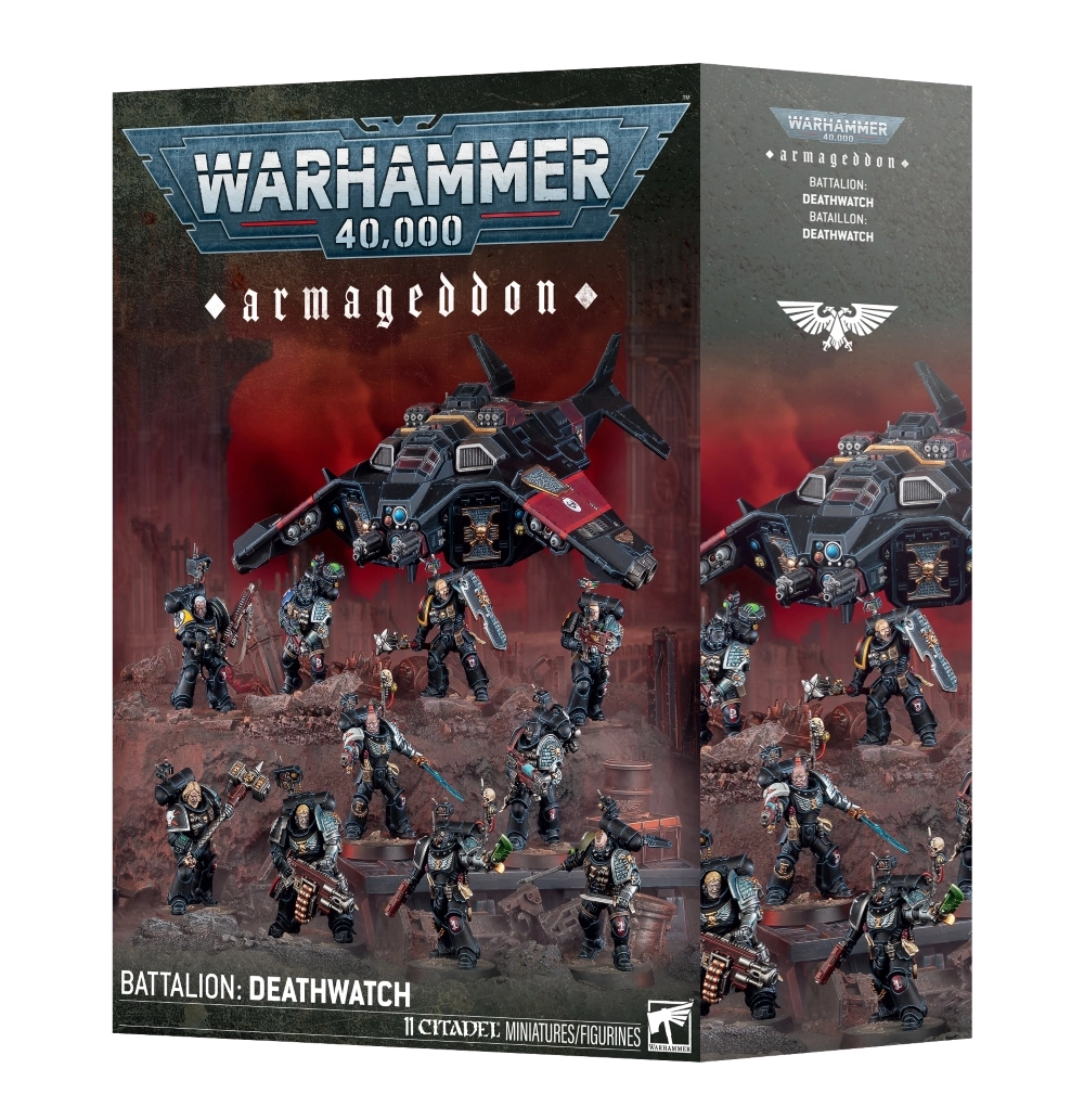 Vue de trois quarts de la boîte de figurines du Bataillon d'Armageddon: Deathwatch pour l'univers Warhammer 40,000. Au sommet de l'emballage, le logo officiel bleu et métallique « WARHAMMER 40,000 » surplombe le mot « armageddon » inscrit en lettres gothiques blanches. L'illustration centrale met en scène une force de frappe d'élite de Space Marines en armure noire et bras argentés progressant sur un sol de décombres rocheux, sous un ciel de guerre embrasé d'un rouge sang profond. On y distingue dix guerriers à pied équipés d'armes à feu lourdes et d'épées énergétiques, survolés par un imposant aéronef de combat noir et rouge aux ailes déployées. Le bandeau noir inférieur indique la mention blanche « BATTALION: DEATHWATCH » à gauche, et la mention « 11 CITADEL MINIATURES/FIGURINES » à côté du logo blanc de Games Workshop dans le coin inférieur droit. Le flanc droit de la boîte, de couleur grise, affiche une icône d'aigle impérial blanc.