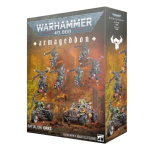 Boîte d'emballage cartonnée officielle de Games Workshop vue de trois-quarts, présentant le set de figurines Bataillon d'Armageddon: Orks pour Warhammer 40,000. L'illustration centrale, baignée dans une atmosphère incandescente aux teintes chaudes d'orange, de jaune et de rouge, dépeint une force d'assaut d'Orks à la peau verte évoluant au milieu d'un champ de ruines industrielles et de carcasses de métal. Au sol, on distingue un buggy tout-terrain blindé fait de plaques de métal rivetées avec une calandre pointue ainsi qu'une moto à trois roues lourdement armée. Dans les airs, une escadrille de six hélicoptères de fortune (Deffkoptas) avec des rotors en croix survole la scène. Le sommet de la boîte affiche le logo métallique "WARHAMMER 40,000" surmontant l'inscription "armageddon" en lettres gothiques blanches. Le bandeau noir inférieur indique "BATTALION: ORKS" et "8 CITADEL MINIATURES/FIGURINES" avec le logo de l'aigle blanc de Games Workshop à droite. Le flanc droit de l'emballage affiche un blason de crâne d'Ork stylisé blanc et les traductions du titre du produit.