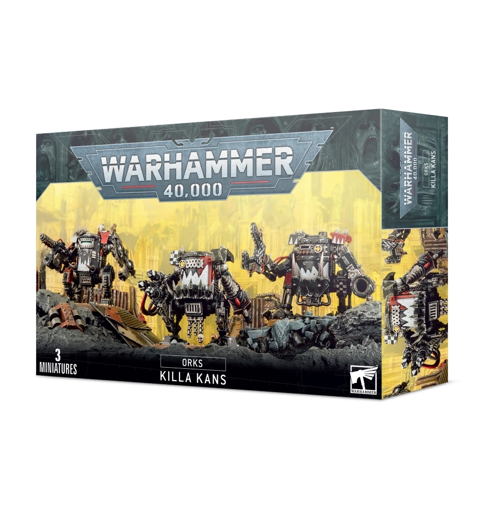 Boîte d'emballage officielle de Warhammer 40,000 présentant une unité de figurines pour l'armée des Orks. L'illustration principale, sur un fond jaune brumeux de cité industrielle en ruine, met en scène trois marcheurs de combat cybernétiques massifs connus sous le nom de Boit'Kitu Orks. Ces machines de guerre, construites en plaques de métal noir et de métal usé, arborent des visages agressifs stylisés avec des mâchoires à dents pointues peintes en blanc. Elles sont lourdement armées de scies circulaires, de pinces énergétiques et de lance-roquettes. Le logo officiel argenté "WARHAMMER 40,000" domine le haut de la boîte. La bande noire inférieure affiche les mentions textuelles "3 MINIATURES", "ORKS KILLA KANS" au centre, ainsi que le logo de Games Workshop dans le coin inférieur droit.