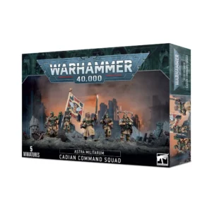 Boîte d'emballage officielle d'une unité de figurines pour le jeu de stratégie Warhammer 40,000, présentée de trois-quarts. Le grand logo argenté de Warhammer 40,000 domine la partie supérieure, incrusté sur une bordure supérieure gris foncé sculptée de reliefs de visages hurlants. L'illustration centrale met en scène l'Escouade d'État-Major Cadienne (intitulée Cadian Command Squad en anglais) entièrement assemblée et peinte. On y observe 5 soldats de l'Astra Militarum en uniformes militaires beige et vert kaki, progressant au milieu d'un champ de ruines gothiques et de décombres gris foncé. Au centre, le commandant lève fièrement une épée énergétique argentée. À sa droite, un porte-étendard brandit un grand drapeau noir et rouge richement décoré de l'emblème de Cadia. Les autres membres incluent un opérateur radio avec ses antennes dorsales, un médecin équipé d'un matériel médical vert et un garde du corps. Le fond de l'image présente une atmosphère de guerre saturée par une fumée épaisse aux teintes orangées et grises. En bas au centre, un encadré noir épuré indique les inscriptions blanches "ASTRA MILITARUM CADIAN COMMAND SQUAD", flanquées de la mention "5 MINIATURES" à gauche et du logo officiel blanc de Warhammer Citadel à droite. Le rabat latéral droit, d'une teinte gris-bleu sombre, montre un aperçu vertical des figurines sous le même angle.