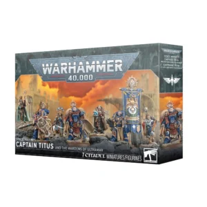 Vue en perspective de la boîte de jeu Warhammer 40,000 contenant le set Capitaine Titus et les Gardiens d'Ultramar. L'illustration centrale met en scène sept figurines Citadel minutieusement peintes aux couleurs des Ultramarines (armure bleue, détails dorés et blancs, capes rouges). Au premier plan, les personnages tiennent des boucliers, des épées, et une bannière imposante ornée d'un crâne et du symbole de l'aquila. Ils sont positionnés sur un sol rocheux texturé devant un paysage gothique dévasté par la guerre, baigné par une lueur orange crépusculaire. En haut, le logo métallique "WARHAMMER 40,000" est affiché, tandis qu'en bas, le bandeau noir indique "SPACE MARINES CAPTAIN TITUS AND THE WARDENS OF ULTRAMAR" et "7 CITADEL MINIATURES/FIGURINES". La tranche latérale droite rappelle également le nom du set sous le symbole de l'épée ailée.
