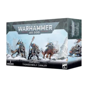 Vue en perspective de la boîte de jeu Warhammer 40,000 présentant l'unité de la Cavalerie sur Loups Tonnerre. L'illustration principale montre trois guerriers Space Wolves revêtus de leur armure assistée gris-bleu caractéristique, brandissant des armes de mêlée et des boucliers tout en chevauchant de colossaux loups de Fenris à la fourrure brune et grise. Ils chargent à travers un paysage de ruines gothiques enneigées sous un ciel d'hiver brumeux aux nuances bleu clair. En haut au centre, le logo métallique "WARHAMMER 40,000" domine la boîte. En bas, un bandeau noir présente les inscriptions textuelles blanches "SPACE WOLVES" et "THUNDERWOLF CAVALRY". Le coin inférieur gauche indique textuellement "3 MINIATURES" tandis que le coin inférieur droit affiche le logo carré blanc de la marque Warhammer. La tranche droite de l'emballage reprend partiellement le visuel d'une monture ainsi que les mêmes titres et logos.