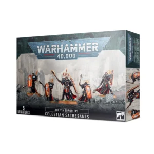 Boîte d'emballage cartonnée officielle de Games Workshop vue de trois-quarts, présentant le kit d'unité des Célestes Sacro-saintes de la faction Adepta Sororitas pour Warhammer 40,000. L'illustration centrale met en scène cinq guerrières en armure de puissance noire et longues tuniques noires doublées de rouge. Elles sont armées de masses d'armes, de lances énergétiques et de grands boucliers d'infanterie ovales couleur bronze, ornés d'une fleur de lys blanche. L'escouade progresse au milieu de rochers grisés devant un arrière-plan brumeux de structures gothiques en ruine. La figurine centrale, la supérieure de l'unité, arbore un reliquaire orné de bougies allumées sur son casque. Le haut de la boîte affiche le grand logo métallique gris "Warhammer 40,000". Le bandeau noir inférieur comporte les inscriptions blanches "5 MINIATURES", "ADEPTUS SORORITAS" et "CELESTIAN SACRESANTS", avec le logo blanc de l'aigle de Games Workshop dans le coin inférieur droit. Le flanc droit de la boîte montre un gros plan partiel de la même escouade sous un angle de profil.