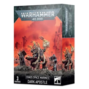 Boîte d'emballage officielle d'un kit de figurines pour le jeu de stratégie Warhammer 40,000, présentée de trois-quarts. En haut de la boîte, le grand logo argenté de Warhammer 40,000 se détache sur une bordure supérieure gris foncé. L'illustration centrale met en scène l'Apôtre Noir (Dark Apostle en anglais), un prêtre démagogue des Space Marines du Chaos en armure énergétique noire et dorée ornée de parchemins blasphématoires. Il harangue ses troupes en brandissant un sceptre maudit d'une main et un livre sacré en flammes de l'autre, tandis que des cierges brûlent sur son râtelier dorsal. Il est flanqué de deux assistants cultistes en robe sombre, l'un portant une icône du Chaos enchaînée et l'autre un grand reliquaire scellé. Les trois figurines sont positionnées sur un sol rocheux gris foncé, devant un arrière-plan crépusculaire embrasé de fumée rouge montrant des ruines gothiques en ruines. En bas, les inscriptions blanches indiquent "CHAOS SPACE MARINES DARK APOSTLE", tandis que la mention "3 MINIATURES" et le logo blanc officiel de Warhammer encadrent le bas de la boîte. Le rabat latéral droit, d'une teinte bleu-vert sombre texturée, montre un gros plan du personnage principal.