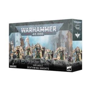 Vue en perspective de la boîte de jeu Warhammer 40,000 présentant l'unité des Chevaliers de la Deathwing pour la faction des Dark Angels. L'illustration centrale met en scène les figurines de cinq guerriers imposants revêtus de lourdes armures Terminator de couleur blanc os, ornées de drapés vert sombre. Ils sont équipés de grands boucliers d'apparat et brandissent des épées énergétiques ou des masses d'armes sacrée, accompagnés d'un petit compagnon en robe violette portant une relique. Ils progressent sur un sol de roches sombres devant un arrière-plan flou de cathédrale gothique en ruines sous un ciel brumeux bleu clair et gris. Le logo métallique argenté "WARHAMMER 40,000" domine le haut de l'emballage. Sur le bandeau noir en bas, les inscriptions textuelles blanches indiquent "DARK ANGELS" et "DEATHWING KNIGHTS", flanquées de la mention "7 MINIATURES" à gauche et du logo blanc de Warhammer à droite. La tranche latérale droite de la boîte affiche le symbole d'épée ailée de la faction.