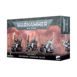 Vue en perspective de la boîte de jeu Warhammer 40,000 permettant d'assembler l'unité d'élite des Chevaliers Noirs de la Ravenwing. L'illustration principale présente trois Space Marines à moto traversant un sol rocailleux devant un arrière-plan de ruines urbaines sous un ciel de crépuscule flamboyant aux nuances orange et rose. À gauche, un motard en armure noire déploie une grande bannière héraldique rouge et verte. Au centre, un champion brandit une épée énergétique droite, sa monture étant ornée de grandes ailes blanches sculptées. À droite, un membre en armure blanche se distingue par ses équipements médicaux. Le logo métallique argenté "WARHAMMER 40,000" surmonte l'illustration. En bas, un bandeau noir indique les mentions blanches "DARK ANGELS" et "RAVENWING COMMAND SQUAD", accompagné de l'inscription "3 MINIATURES" à gauche et du logo carré blanc de la marque Warhammer à droite.