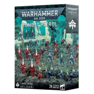 Boîte d'emballage officielle d'un ensemble de figurines pour le jeu de stratégie Warhammer 40,000, présentée de trois-quarts. Le grand logo argenté de Warhammer 40,000 domine majestueusement le haut de la boîte, incrusté sur une large bordure supérieure gris foncé sculptée de reliefs de visages hurlants. Juste en dessous, l'inscription blanche "COMBAT PATROL" s'affiche en lettres capitales épurées. L'illustration centrale met en scène le contenu complet du set Patrouille: Aeldari, entièrement assemblé et peint. On y découvre une force armée variée composée de 24 figurines progressant sur un terrain rocheux gris foncé parsemé de fougères. Parmi elles, on distingue un groupe de Gardiens de choc en armure bleu vif et casques blancs à l'avant et à droite, un détachement de Vengeurs Lugubres bleus avec des bannières dorsales, une escouade de Gardes Fantômes massifs en armure rouge vif et casques blancs allongés sur la gauche, ainsi qu'un Spirite en robe rouge au premier plan. L'arrière-plan mystique est baigné d'une lueur turquoise, dévoilant de grandes arches blanches de vaisseau-monde et des arbres extraterrestres. En bas à gauche, un encadré noir épuré indique l'icône runique blanche de la faction suivie des mentions "COMBAT PATROL AELDARI". En bas au centre, la mention blanche "24 CITADEL MINIATURES" est flanquée à sa droite du logo officiel blanc de Warhammer Citadel. Le rabat latéral droit, d'une teinte gris-bleu sombre, affiche une grande icône runique blanche sous un rappel vertical du logo de la boîte.