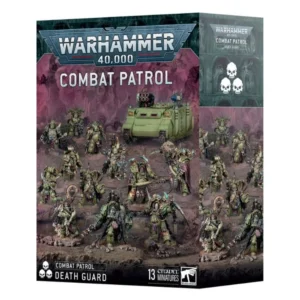 Boîte d'emballage officielle d'un ensemble de figurines pour le jeu de stratégie Warhammer 40,000, présentée de trois-quarts. Le grand logo argenté de Warhammer 40,000 domine le haut de la boîte, incrusté sur une large bordure supérieure gris foncé sculptée de reliefs de visages hurlants. Juste en dessous, l'inscription blanche "COMBAT PATROL" s'affiche en lettres capitales épurées. L'illustration centrale met en scène tout le contenu du set Patrouille: Death Guard, entièrement assemblé et peint. On y découvre une force corrompue composée de 13 figurines progressant sur un sol rocheux et escarpé marron foncé. L'armée comprend Typhus, un Biologus Putréfacteur, un Intendant, 7 Marines de la Peste lourdement armés et un char chenillé de transport Rhino du Chaos de couleur vert olive. L'arrière-plan présente un paysage brumeux baigné dans des teintes de violet et de rose toxique. En bas à gauche, un encadré noir indique l'inscription blanche "COMBAT PATROL DEATH GUARD" avec l'icône de trois crânes. En bas à droite, la mention blanche "13 CITADEL MINIATURES" s'affiche aux côtés du logo officiel blanc de Warhammer. Le rabat latéral droit, d'une teinte gris-bleu sombre, montre l'icône blanche des trois crânes de la faction ainsi qu'un aperçu vertical de l'armée sous le même angle.
