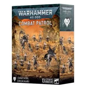 Boîte d'emballage officielle d'un ensemble de figurines pour le jeu de stratégie Warhammer 40,000, présentée de trois-quarts mettant en valeur sa face avant et son rabat latéral droit. Le grand logo argenté de Warhammer 40,000 domine le haut de la boîte, incrusté sur une large bordure supérieure gris-vert sculptée de reliefs de visages hurlants. Juste en dessous, l'inscription blanche "COMBAT PATROL" s'affiche en lettres capitales épurées. L'illustration centrale met en scène toute la force de la boîte Patrouille: Drukhari, entièrement assemblée et peinte. On y observe une armée sombre et cauchemardesque de 13 figurines comprenant un Archonte menant des Grotesques biomécaniques, des Gorgones à la peau pâle et des machines de souffrance Talos et Cronos dotées de tentacules et de fléaux métalliques. Toute l'unité est déployée sur un champ de bataille rocheux et désertique sous un ciel extraterrestre embrumé de couleur orange vif et jaune. En bas au centre, un encadré noir épuré indique les inscriptions blanches "COMBAT PATROL DRUKHARI" précédées d'une icône de cœur stylisé blanc, flanquées de la mention "13 CITADEL MINIATURES" à droite avec le logo officiel blanc de l'aile de Warhammer. Le rabat latéral droit montre l'icône de la cabale blanche ainsi qu'un aperçu vertical de l'armée sous le même angle.