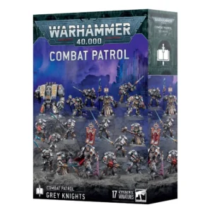 Boîte d'emballage officielle d'un ensemble de figurines pour le jeu de stratégie Warhammer 40,000, présentée de trois-quarts. Le grand logo argenté de Warhammer 40,000 domine le haut de la boîte, incrusté sur une large bordure supérieure gris foncé sculptée de reliefs de visages hurlants. Juste en dessous, l'inscription blanche "COMBAT PATROL" s'affiche en lettres capitales épurées. L'illustration centrale met en scène tout le contenu du set Patrouille: Grey Knights, entièrement assemblé et peint. On y découvre une force d'élite composée de 17 figurines progressant sur un sol rocheux gris foncé et escarpé. La force comprend un imposant Dreadnought en armure argentée sur la gauche orné de parchemins et d'écritures sacrées, un groupe de Terminators lourdement armés à l'arrière, et plusieurs escouades de Chevaliers Gris au premier plan brandissant des armes de corps-à-corps énergétiques à lames bleues, des fulgurants montés sur poignet et une bannière rouge. L'arrière-plan mystique est plongé dans des teintes violettes et bleutées brumeuses évoquant des ruines gothiques. En bas à gauche, un encadré noir indique l'icône blanche d'un livre ouvert traversé par une épée, suivie des mentions "COMBAT PATROL GREY KNIGHTS". En bas au centre, la mention blanche "17 CITADEL MINIATURES" est flanquée à sa droite du logo officiel blanc de Warhammer Citadel. Le rabat latéral droit, d'une teinte gris-bleu sombre, affiche un rappel de l'icône de l'épée et du livre sous une version verticale du logo de la boîte.