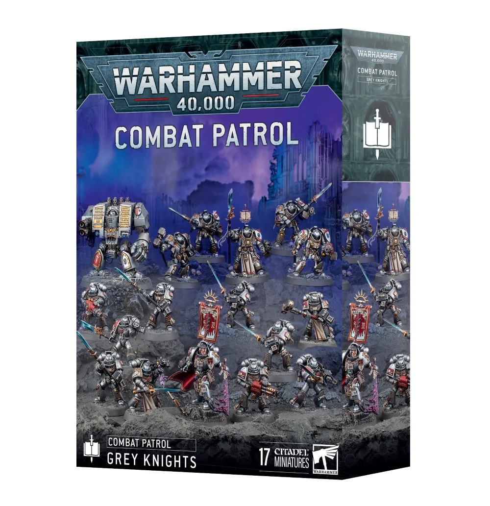 Boîte d'emballage officielle d'un ensemble de figurines pour le jeu de stratégie Warhammer 40,000, présentée de trois-quarts. Le grand logo argenté de Warhammer 40,000 domine le haut de la boîte, incrusté sur une large bordure supérieure gris foncé sculptée de reliefs de visages hurlants. Juste en dessous, l'inscription blanche "COMBAT PATROL" s'affiche en lettres capitales épurées. L'illustration centrale met en scène tout le contenu du set Patrouille: Grey Knights, entièrement assemblé et peint. On y découvre une force d'élite composée de 17 figurines progressant sur un sol rocheux gris foncé et escarpé. La force comprend un imposant Dreadnought en armure argentée sur la gauche orné de parchemins et d'écritures sacrées, un groupe de Terminators lourdement armés à l'arrière, et plusieurs escouades de Chevaliers Gris au premier plan brandissant des armes de corps-à-corps énergétiques à lames bleues, des fulgurants montés sur poignet et une bannière rouge. L'arrière-plan mystique est plongé dans des teintes violettes et bleutées brumeuses évoquant des ruines gothiques. En bas à gauche, un encadré noir indique l'icône blanche d'un livre ouvert traversé par une épée, suivie des mentions "COMBAT PATROL GREY KNIGHTS". En bas au centre, la mention blanche "17 CITADEL MINIATURES" est flanquée à sa droite du logo officiel blanc de Warhammer Citadel. Le rabat latéral droit, d'une teinte gris-bleu sombre, affiche un rappel de l'icône de l'épée et du livre sous une version verticale du logo de la boîte.
