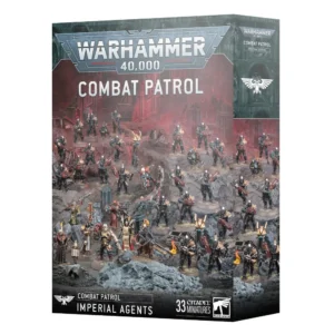 Boîte d'emballage officielle d'un ensemble de figurines pour le jeu de stratégie Warhammer 40,000, présentée de trois-quarts mettant en valeur sa face avant et son rabat latéral droit. Le grand logo argenté de Warhammer 40,000 domine le haut de la boîte, incrusté sur une large bordure supérieure gris foncé sculptée de reliefs de visages hurlants. Juste en dessous, l'inscription blanche "COMBAT PATROL" s'affiche en lettres capitales épurées. L'illustration centrale met en scène toute la force de la boîte Patrouille: Agents de l’Imperium, entièrement assemblée et peinte. On y observe une armée massive de 33 figurines comprenant une Inquisitrice, une suite inquisitoriale variée, un prêtre, des agents en armures sombres et dorées, ainsi que des chiens cybernétiques, tous déployés sur un champ de bataille de roches grises et de décombres. L'arrière-plan est baigné dans une atmosphère embrumée de couleur rouge vif évoquant des incendies et des ruines industrielles gothiques. En bas au centre, un encadré noir épuré indique les inscriptions blanches "COMBAT PATROL IMPERIAL AGENTS" précédées du symbole de l'aquila impériale, flanquées de la mention "33 CITADEL MINIATURES" à droite avec le logo officiel blanc de Warhammer. Le rabat latéral droit, d'une teinte gris-bleu sombre, montre l'icône de l'aquila blanche ainsi qu'un aperçu vertical de l'armée sous le même angle.