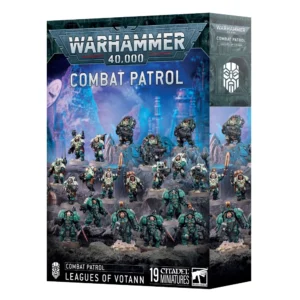 Vue en perspective de la boîte de jeu Warhammer 40,000 présentant le set Patrouille: Ligues de Votann. L'illustration centrale met en scène 19 figurines Citadel assemblées et peintes en armures vert turquoise et beige, disposées en formation sur un sol rocheux et accidenté devant un décor futuriste aux tons bleu nuit. En haut, le logo métallique argenté "WARHAMMER 40,000" et l'inscription "COMBAT PATROL" sont bien visibles. Le bandeau noir en bas de l'emballage affiche le nom de la faction "LEAGUES OF VOTANN", la mention "19 CITADEL MINIATURES", ainsi que le logo blanc carré de Warhammer dans le coin inférieur droit.