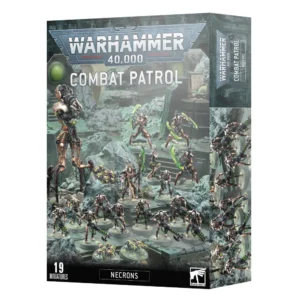 Boîte d'emballage officielle d'un ensemble de figurines pour le jeu de stratégie Warhammer 40,000, présentée de trois-quarts. Le grand logo argenté de Warhammer 40,000 domine le haut de la boîte, incrusté sur une large bordure supérieure gris foncé sculptée de reliefs de visages hurlants. Juste en dessous, l'inscription blanche "COMBAT PATROL" s'affiche en lettres capitales épurées. L'illustration centrale met en scène tout le contenu du set Patrouille: Nécrons, entièrement assemblé et peint. On y découvre une force robotique immortelle composée de 19 figurines progressant sur un sol rocheux et escarpé gris-vert. La force comprend un immense marcheur de combat tripode sur la gauche, un Tétrarque pour mener les troupes, trois Destroyers Skorpekh armés de lourdes lames énergétiques vert fluo, un essaim de Scarabées canopteks et une ligne de dix Guerriers Nécrons armés de fusils faucheurs à tubes verts. L'arrière-plan présente des ruines et des monolithes d'un monde-nécropole technologique baignés dans des teintes de gris, de noir et de vert phosphorescent. En bas au centre, un encadré noir épuré indique l'inscription blanche "NECRONS". En bas à gauche, la mention blanche "19 MINIATURES" s'affiche, tandis que le logo blanc officiel de Warhammer Citadel est placé dans le coin inférieur droit. Le rabat latéral droit, d'une teinte gris-bleu sombre, montre un aperçu vertical de l'armée sous le même angle.