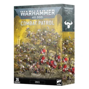 Photographie de la boîte de jeu Warhammer 40,000 Combat Patrol Orks sur fond blanc. La face avant de la boîte montre une illustration dynamique d'une armée de 26 figurines d'Orks à la peau verte, lourdement armés de kikoupes et de kalibr', progressant dans un décor de ruines industrielles baigné d'une lumière jaune et brumeuse. Au premier plan, on distingue un puissant chef Ork Beast Boss et plusieurs chevaucheurs de Squigs de combat rouge vif. En haut de la boîte, le grand logo argenté et bleu "Warhammer 40,000" surmonte l'inscription "Combat Patrol". Le mot "Orks" est inscrit en blanc dans un encadré noir en bas au centre, à côté de la mention "26 Miniatures". Le flanc droit de la boîte, gris foncé avec le symbole d'un crâne d'Ork stylisé blanc, est également visible de profil. Cette boîte patrouille orks est parfaite pour débuter ou agrandir une collection.