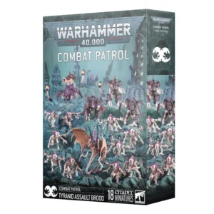 Boîte d'emballage officielle d'un ensemble de figurines pour le jeu de stratégie Warhammer 40,000, présentée de trois-quarts. Le grand logo argenté de Warhammer 40,000 domine le haut de la boîte, incrusté sur une large bordure supérieure gris foncé sculptée de reliefs de visages hurlants. Juste en dessous, l'inscription blanche "COMBAT PATROL" s'affiche en lettres capitales épurées. L'illustration centrale met en scène le contenu complet du set Patrouille : Couvain d'Assaut Tyranide, entièrement assemblé et peint. On y découvre une force extraterrestre composée de 18 figurines progressant sur un sol rocheux gris-bleu escarpé. Au premier plan, une imposante créature ailée, le Tyran des Ruches ailé, déploie ses membranes charnues orangées. Il est entouré de nombreuses créatures insectoïdes agiles, les Von Ryan's Leapers et les Termagants, dotés d'une peau blanc os et de carapaces chitineuses violettes. En arrière-plan, une bête d'artillerie lourde Biovore est visible aux côtés de structures et de pointes biologiques de l'Esprit-Ruche baignées dans une brume turquoise pâle. En bas à gauche, un encadré noir indique l'icône blanche de la faction suivie des mentions "COMBAT PATROL TYRANID ASSAULT BROOD". En bas au centre, la mention blanche "18 CITADEL MINIATURES" est flanquée à sa droite du logo officiel blanc de Warhammer Citadel. Le rabat latéral droit, d'une teinte gris-bleu sombre, affiche une grande icône blanche de la faction sous un rappel du logo de la boîte.