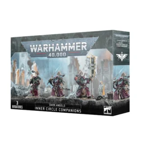 Vue en perspective de la boîte de jeu Warhammer 40,000 présentant l'unité des Compagnons du Cercle Intérieur pour la faction des Dark Angels. L'illustration centrale met en scène trois figurines de guerriers dont l'armure sombre est recouverte de longues robes à capuche couleur bordeaux. Ils brandissent de grandes épées à deux mains étincelantes, et l'un d'eux tient une haute bannière d'apparat blanche et or portant l'inscription "DARK ANGELS". Ils se tiennent sur un sol de gravats rocheux devant un arrière-plan flou de cathédrale gothique en ruines sous un ciel brumeux bleu clair. Le logo métallique argenté "WARHAMMER 40,000" domine le haut de l'emballage. Sur le bandeau noir en bas, les inscriptions textuelles blanches indiquent "DARK ANGELS" et "INNER CIRCLE COMPANIONS", flanquées de la mention "3 MINIATURES" à gauche et du logo blanc de la marque Warhammer à droite. La tranche latérale droite affiche le symbole d'épée ailée propre au chapitre.