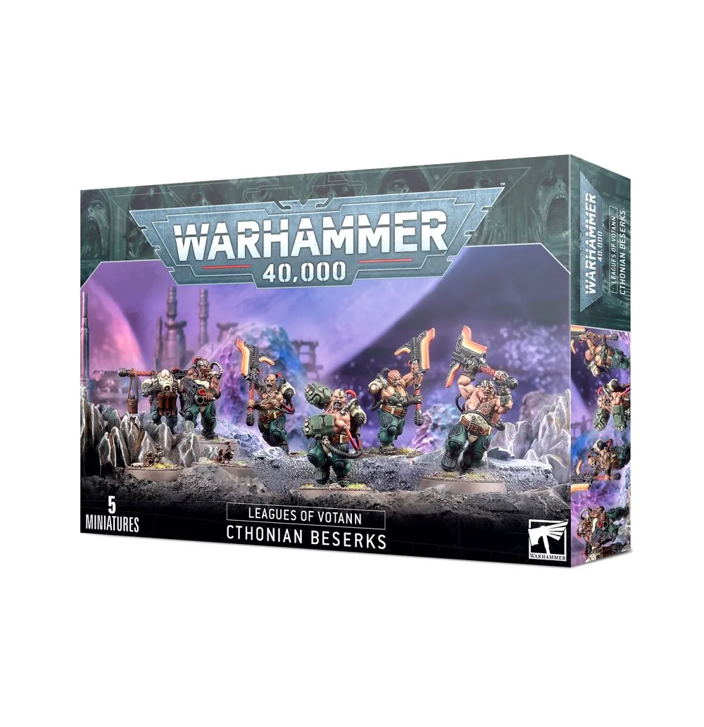 Boîte de produit officielle Warhammer 40,000 présentant l'ensemble de figurines des Beserks Cthoniens. L'illustration centrale montre cinq guerriers trapus et lourdement cybernétisés de la faction des Ligues de Votann, en pleine charge dans un décor industriel sombre et rocheux. Ils arborent des armures partielles orange vif et manipulent de lourdes armes de mêlée énergétiques lumineuses, jaunes et transpercées de plasma. Le logo officiel doré "Warhammer 40,000" est visible en haut à gauche, tandis que le nom de l'unité "Cthonian Beserks" est inscrit en blanc au bas de la boîte sur fond noir.