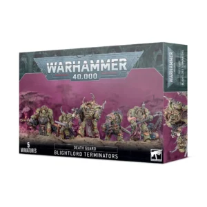 Boîte d'emballage officielle d'une unité de figurines pour le jeu de stratégie Warhammer 40,000, présentée de trois-quarts. Le grand logo argenté de Warhammer 40,000 domine la partie supérieure, incrusté sur une bordure supérieure noire et texturée. L'illustration centrale met en scène l'escouade de Terminators Rouillarques (intitulée Death Guard Blightlord Terminators en anglais) entièrement assemblée et peinte. On y observe 5 guerriers d'élite corrompus en lourdes armures Terminator Cataphractii vert olive, profondément marquées par la rouille, la décomposition et des excroissances organiques de Nurgle. Les combattants forment une ligne de front agressive sur un sol rocheux et désertique brun. Ils sont équipés d'un arsenal dévastateur : des combi-bolters corrodés, une hache de la peste, une épée du faucheur et un fléau de la corruption doté de trois lourdes têtes crantées au bout de chaînes. L'arrière-plan brumeux est plongé dans des teintes violettes et verdâtres toxiques. En bas au centre, un encadré noir épuré indique les inscriptions blanches "DEATH GUARD BLIGHTLORD TERMINATORS", flanquées de la mention "5 CITADEL MINIATURES" à droite avec le logo officiel blanc de Warhammer Citadel. Le rabat latéral droit montre un aperçu vertical de l'un des Terminators sous le même angle.