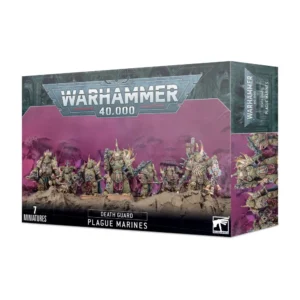 Boîte d'emballage officielle d'une unité de figurines pour le jeu de stratégie Warhammer 40,000, présentée de trois-quarts. Le grand logo argenté de Warhammer 40,000 domine la partie supérieure, incrusté sur une bordure supérieure gris-vert sculptée de reliefs de visages hurlants. L'illustration centrale met en scène l'escouade de Marines de la Peste (intitulée Death Guard Plague Marines en anglais) entièrement assemblée et peinte. On y observe 7 guerriers hérétiques en armures énergétiques massives vert olive, profondément altérées par la rouille, la décomposition, des cornes et des mutations grotesques propres à Nurgle. Les combattants sont alignés sur une crête de terre brune et rocheuse, armés de bolters corrodés, d'armes de corps-à-corps rouillées et d'un encensoir à peste. L'arrière-plan brumeux est plongé dans une teinte violette et rose toxique laissant deviner des silhouettes d'arbres tordus. En bas au centre, un encadré noir épuré indique les inscriptions blanches "DEATH GUARD PLAGUE MARINES", flanquées de la mention "7 MINIATURES" à gauche et du logo blanc officiel de Warhammer Citadel à droite. Le rabat latéral droit montre un aperçu vertical partiel des figurines sous le même angle.
