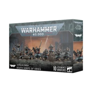 Vue de trois quarts de la boîte de figurines officielle pour le jeu Warhammer 40,000. Le sommet de l'emballage affiche le logo emblématique argenté et rouge « WARHAMMER 40,000 ». L'illustration principale met en scène une escouade de combat de la Death Korps de Krieg composée de 10 soldats de l'Astra Militarum avançant au milieu de tranchées boueuses et de ruines. Les figurines portent de longs manteaux d'infanterie bleu-gris, des bandes molletières beiges, des casques de métal et des masques à gaz typiques. Ils sont armés de fusils laser, d'un lance-flammes et le sergent au centre brandit une épée énergétique. L'arrière-plan dépeint des structures gothiques détruites sous un ciel de guerre assombri par d'épaisses fumées orange et marron. Le bandeau noir en bas de la boîte comporte les inscriptions blanches en lettres capitales « ASTRA MILITARUM », « DEATH KORPS OF KRIEG » et la mention « 10 CITADEL MINIATURES », complété par le logo blanc de Games Workshop dans le coin inférieur droit.