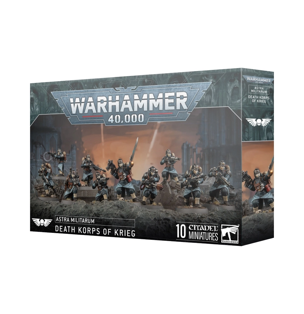 Vue de trois quarts de la boîte de figurines officielle pour le jeu Warhammer 40,000. Le sommet de l'emballage affiche le logo emblématique argenté et rouge « WARHAMMER 40,000 ». L'illustration principale met en scène une escouade de combat de la Death Korps de Krieg composée de 10 soldats de l'Astra Militarum avançant au milieu de tranchées boueuses et de ruines. Les figurines portent de longs manteaux d'infanterie bleu-gris, des bandes molletières beiges, des casques de métal et des masques à gaz typiques. Ils sont armés de fusils laser, d'un lance-flammes et le sergent au centre brandit une épée énergétique. L'arrière-plan dépeint des structures gothiques détruites sous un ciel de guerre assombri par d'épaisses fumées orange et marron. Le bandeau noir en bas de la boîte comporte les inscriptions blanches en lettres capitales « ASTRA MILITARUM », « DEATH KORPS OF KRIEG » et la mention « 10 CITADEL MINIATURES », complété par le logo blanc de Games Workshop dans le coin inférieur droit.