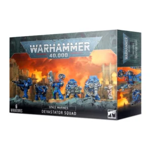 Boîte d'emballage cartonnée officielle de Games Workshop vue de trois-quarts, présentant le kit de figurines Devastator Squad pour la faction Space Marines de Warhammer 40,000. L'illustration centrale met en scène cinq guerriers Space Marines revêtus de leur armure de puissance bleu Ultramarine, équipés de diverses armes lourdes massives comme des canons laser et des bolters lourds alimentés par des bandes de munitions. À droite de l'escouade se trouve un petit chérubins de l'armurerie transportant des recharges. Les soldats progressent sur une crête rocheuse sombre, devant un arrière-plan incendiaire aux teintes orange et jaune vif évoquant un ciel de guerre chargé de fumée et de silhouettes de ruines. Le haut de la boîte affiche le grand logo métallique gris "Warhammer 40,000". Le bandeau noir inférieur comporte les inscriptions blanches "6 MINIATURES", "SPACE MARINES" et "DEVASTATOR SQUAD", avec le logo blanc de Games Workshop dans le coin inférieur droit. Le flanc droit de l'emballage présente un gros plan partiel des figurines avec les titres imprimés verticalement.