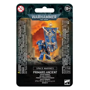 Emballage de type blister cartonné officiel présentant la figurine du Doyen Primaris pour le jeu de figurines Warhammer 40,000. Au sommet, sous une encoche de suspension, s'affiche le logo métallique bleu et argenté "WARHAMMER 40,000". L'illustration centrale montre un Space Marine des Ultramarines en armure énergétique bleue, tête nue au regard déterminé, debout sur un sol rocheux au milieu de ruines. De sa main gauche, il dresse une immense et somptueuse bannière azur ornée de dorures, de sceaux de pureté, d'une icône en forme de U et de l'inscription « INDOMITUS », le tout couronné par un crâne doré dans un halo de rayons solaires. Dans sa main droite, il tient une épée énergétique abaissée vers le sol. Le fond de l'image dépeint un ciel de guerre embrasé aux nuances orange et jaune. Le bas du blister est noir et comporte l'inscription blanche « SPACE MARINES » suivie de « PRIMARIS ANCIENT » ainsi que sa traduction « DOYEN PRIMARIS » en lettres plus petites. Le logo blanc de Games Workshop est visible dans le coin inférieur droit.