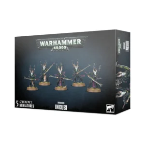 Boîte d'emballage officielle d'une unité de figurines pour le jeu de stratégie Warhammer 40,000, présentée de trois-quarts. Le grand logo officiel argenté de Warhammer 40,000 domine la partie supérieure, incrusté sur une large bordure noire ornée d'illustrations de visages hurlants. L'illustration centrale de la boîte met en scène l'unité d'Incubes (intitulée Drukhari Incubi en anglais) entièrement assemblée et peinte. On y observe une escouade de 5 guerriers d'élite xenos à l'allure sinistre, vêtus d'armures de plates segmentées noir de jais et de casques ornés de grandes cornes pointues incurvées vers le haut. Les combattants sont représentés dans des postures de combat statiques mais menaçantes sur un sol rocheux gris. Ils manient de grandes épées de guerre à deux mains (des klaives) à la lame sombre et acérée. L'arrière-plan de la scène présente un décor abstrait baigné d'une lueur brumeuse de couleur orange vif et rouge. En bas au centre, un encadré noir épuré indique l'inscription blanche "DRUKHARI INCUBI", flanquée de la mention "5 CITADEL MINIATURES" à gauche et du logo officiel de Warhammer Citadel à droite. Le rabat latéral droit, d'une teinte sombre, arbore un cœur stylisé blanc ainsi qu'un aperçu vertical des figurines.
