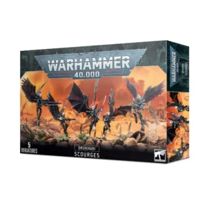 Boîte d'emballage officielle d'une unité de figurines pour le jeu de stratégie Warhammer 40,000, présentée de trois-quarts. Le grand logo argenté de Warhammer 40,000 domine la partie supérieure, incrusté sur une bordure supérieure gris-vert sculptée de reliefs de visages hurlants. L'illustration centrale met en scène l'unité de Fléaux (intitulée Drukhari Scourges en anglais) entièrement assemblée et peinte. On y observe 5 guerriers volants xenos à la peau pâle, équipés de grandes ailes de rapace en plumes noires ou de membranes de chauve-souris sombres. Ils portent des armures de combat ajustées ornées de pointes de couleur vert-de-gris et noir mat. Les figurines lévitent au-dessus du sol à l'aide de tiges transparentes fixées sur un terrain rocheux et désertique. Ils sont armés de fusils éclateurs et d'armes lourdes exotiques à canons longs. L'action prend place sous un ciel extraterrestre brumeux aux nuances chaudes d'orange et de jaune vif. En bas au centre, un encadré noir épuré indique les inscriptions blanches "DRUKHARI SCOURGES", flanquées de la mention "5 MINIATURES" à gauche et du logo officiel blanc de Warhammer Citadel à droite. Le rabat latéral droit montre un aperçu vertical de ces mêmes guerriers ailés sous le même angle.