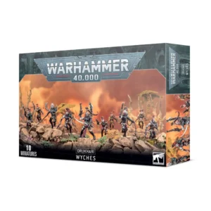 Boîte d'emballage officielle d'une unité de figurines pour le jeu de stratégie Warhammer 40,000, présentée de trois-quarts. Le grand logo argenté de Warhammer 40,000 domine la partie supérieure, incrusté sur une bordure supérieure gris-vert sculptée de reliefs de visages hurlants. L'illustration centrale met en scène l'unité entière assemblée et peinte, correspondant aux Cérastes (intitulée Drukhari Wyches en anglais). On y observe une ligne de 10 combattants gladiateurs xenos à la peau pâle, vêtus de combinaisons et d'armures de combat sombres, noires et vert-de-gris. Les figurines adoptent des postures dynamiques et agiles sur un sol rocheux parsemé d'herbes, brandissant un arsenal varié d'armes de corps-à-corps cruelles comme des épées barbelées, des fouets, des dagues et des pistolets éclateurs. L'action se déroule devant un paysage extraterrestre aride aux teintes chaudes sous un ciel embrumé de couleur orange et jaune vif. En bas au centre, un encadré noir épuré indique les inscriptions blanches "DRUKHARI WYCHES", flanquées de la mention "10 MINIATURES" à gauche et du logo officiel blanc de Warhammer Citadel à droite. Le rabat latéral droit montre un aperçu vertical de ces mêmes guerriers sous le même angle.