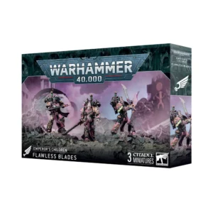 Boîte de produit officielle pour le jeu de figurines Warhammer 40,000, présentant le set EMPEROR'S CHILDREN: LAMES INFAILLIBLES. L'illustration centrale montre trois figurines de Space Marines du Chaos de la légion des Emperor's Children, superbement peintes avec leur armure emblématique rose vif et noire, rehaussée de bordures dorées et de symboles de Slaanesh. Ils se tiennent fièrement sur un sol rocheux et désolé, armés d'épées énergétiques et de lames acérées. L'arrière-plan embrumé affiche des teintes violettes et mauves mystiques. Le logo officiel "Warhammer 40,000" est fièrement visible en haut au centre, tandis que le bandeau inférieur gauche indique le nom du kit avec le logo ailé de la faction. En bas à droite, la mention "3 Citadel Miniatures" est accompagnée du logo Citadel.