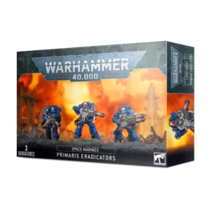 Vue de trois quarts de la boîte de figurines officielle pour le jeu Warhammer 40,000. Au sommet de l'emballage, le logo officiel bleu et argenté « WARHAMMER 40,000 » est nettement mis en valeur. L'illustration centrale présente une escouade de trois Eradicators Primaris peints en bleu saphir aux couleurs du Chapitre des Ultramarines. Ces imposants guerriers d'appui lourd progressent sur un sol de gravats sombres, chacun brandissant un fusil fuseur lourd massif dont l'extrémité du canon présente un effet de surchauffe métallique aux nuances violettes. Ils se détachent sur un fond de champ de bataille apocalyptique embrasé par d'intenses explosions orange et jaunes masquant des structures gothiques en ruine. Le bandeau noir inférieur indique en lettres capitales blanches les mentions « 3 MINIATURES », « SPACE MARINES » et « PRIMARIS ERADICATORS » à côté du logo blanc carré de Games Workshop dans le coin inférieur droit. Le flanc droit de la boîte affiche un rappel vertical partiel de l'illustration et du titre.