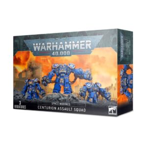 Boîte d'emballage cartonnée officielle de Games Workshop présentant l'Escouade d'Assaut Centurion Space Marine pour la faction des Space Marines de Warhammer 40,000. L'illustration centrale met en scène trois imposants guerriers engoncés dans de massives armures de combat bleues, typiques du chapitre des Ultramarines. Le Centurion central est représenté dans une posture dynamique, bras grands ouverts, équipé de foreuses de siège massives à la place des mains, tandis que ses deux compagnons l'encadrent. Ils progressent sur un monticule rocheux gris, devant un arrière-plan de cathédrale gothique en ruine embrasée par des explosions sous un ciel incandescent orange et jaune. Le haut de la boîte affiche le logo métallique "Warhammer 40,000". Le bandeau noir inférieur indique les mentions blanches "3 MINIATURES", "SPACE MARINES", "CENTURION ASSAULT SQUAD" et le logo blanc de Games Workshop dans le coin inférieur droit. Sur le flanc droit de la boîte, un gros plan d'une des figurines est visible sous un autre angle.