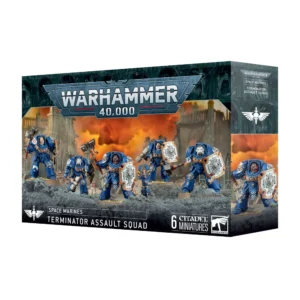 Vue de trois quarts de la boîte de figurines officielle pour le jeu Warhammer 40,000. Au sommet, le logo officiel bleu et argenté « WARHAMMER 40,000 » est mis en évidence. L'illustration centrale présente les membres d'une Escouade d'Assaut Terminator composés de cinq Space Marines massifs en armure lourde bleu azur (aux couleurs des Ultramarines) et d'une balise de téléportation au centre. Les guerriers avancent fièrement sur un sol de gravats gris, armés de lourds marteaux tonnerre et de grands boucliers tempête blancs et dorés ornés de crânes, ou de paires de griffes éclairs acérées. Le fond de la scène dépeint des structures gothiques en ruine sous un ciel de guerre apocalyptique embrasé par d'épaisses fumées orange et jaunes. Le bandeau noir au bas de la boîte affiche les inscriptions blanches en capitales « SPACE MARINES », « TERMINATOR ASSAULT SQUAD » et « 6 CITADEL MINIATURES », avec le logo blanc de Games Workshop dans le coin inférieur droit.