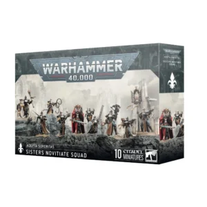 Boîte d'emballage officielle de Warhammer 40,000 présentant l'Escouade de Sœurs Novices de la faction Adepta Sororitas. L'illustration de couverture met en scène dix guerrières en cours de formation, vêtues d'armures légères sombres, de tuniques couleur sable et de coiffes de style monacal. Elles sont positionnées de manière dynamique sur une crête rocheuse sombre. Au centre, la supérieure se distingue par sa longue cape rouge et son épée d'énergie étincelante. Les autres combattantes manient des armes variées : épées tronçonneuses, pistolets, un fléau, un bouclier ainsi qu'un grand reliquaire portatif servant de bannière sacrée. Le décor arrière dévoile des ruines de structures gothiques enveloppées dans une brume grisâtre. Le grand logo argenté Warhammer 40,000 domine le haut, tandis que les inscriptions "Sisters Novitiate Squad" et la mention "10 Citadel Miniatures" apparaissent sur la bordure noire en bas.
