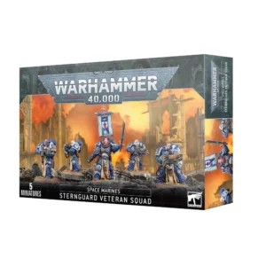 Vue de trois quarts de la boîte de figurines officielle pour le jeu Warhammer 40,000. Au sommet de l'emballage, le logo officiel bleu et métallique « WARHAMMER 40,000 » est visible au centre. L'illustration principale met en scène l'Escouade de Vétérans Sternguard composée de cinq Space Marines peints en bleu saphir aux couleurs du Chapitre des Ultramarines. Les guerriers arborent des casques blancs ou des visages découverts, des tabards beiges et des armures ornées de reliques sacrées. Au centre, le sergent brandit une épée énergétique bleutée et porte une grande bannière dorsale blanche et bleue, entouré de quatre frères d'armes équipés de fusils bolters spécialisés et d'une arme lourde à motifs de feu. Ils progressent sur un sol de gravats au milieu de cathédrales gothiques en ruine sous un ciel de guerre embrasé par des fumées orange et jaunes. Le bandeau noir inférieur indique en blanc « 5 MINIATURES », « SPACE MARINES » et « STERNGUARD VETERAN SQUAD » à côté du logo blanc de Games Workshop. Le flanc droit de la boîte présente un rappel vertical du titre du produit.