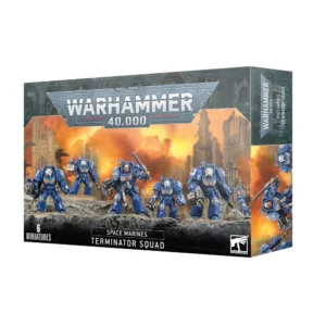 Vue de trois quarts de la boîte de figurines de l'Escouade Terminator pour la faction des Space Marines de Warhammer 40,000. Au sommet de l'emballage, le logo officiel bleu et métallique « WARHAMMER 40,000 » est fièrement mis en avant. L'illustration centrale présente cinq Space Marines revêtus d'armures lourdes et massives de couleur bleu saphir (aux couleurs des Ultramarines), équipés de fulgurants, de gantelets énergétiques et d'un canon d'assaut, avançant sur un champ de bataille jonché de gravats gris. Le sergent de l'escouade au centre est représenté tête nue avec un regard sévère, brandissant une épée énergétique. Le fond de la scène dépeint des cathédrales gothiques en ruine sous un ciel de guerre apocalyptique embrasé par des explosions orange et jaunes. Le bandeau noir au bas de la boîte affiche les inscriptions blanches en lettres capitales « 5 MINIATURES », « SPACE MARINES » et « TERMINATOR SQUAD », complété par le logo blanc de Games Workshop dans le coin inférieur droit.