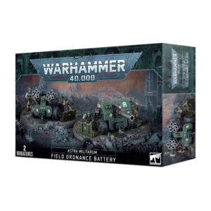 Boîte d'emballage officielle d'une unité de figurines pour le jeu de stratégie Warhammer 40,000, présentée de trois-quarts. Le grand logo argenté de Warhammer 40,000 domine la partie supérieure, incrusté sur une bordure supérieure gris foncé sculptée de reliefs de visages hurlants. L'illustration centrale met en scène une Batterie d'Artillerie (intitulée Astra Militarum Field Ordnance Battery en anglais) entièrement assemblée et peinte. On y observe deux imposantes pièces d'artillerie de campagne mobiles vert kaki, servies par des soldats de l'Astra Militarum en uniforme beige et vert. La pièce de droite montre un canon lourd à long tube pointé vers l'avant, protégé par un bouclier de blindage rectimentaire marqué d'un symbole ailé blanc. La pièce de gauche est configurée avec un lance-roquettes multiple à double tambour cylindrique. Les servants de l'escouade ajustent les tirs au milieu d'un champ de ruines industrielles et de gravats gris foncé, sous une atmosphère brumeuse. En bas au centre, un encadré noir épuré indique les inscriptions blanches "ASTRA MILITARUM FIELD ORDNANCE BATTERY", flanquées de la mention "2 MINIATURES" à gauche et du logo blanc officiel de Warhammer Citadel à droite. Le rabat latéral droit, d'une teinte gris-bleu sombre, montre un aperçu vertical partiel des armes sous un angle incliné.