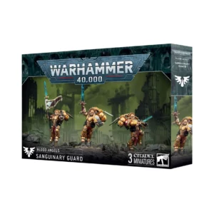Boîte d'emballage cartonnée officielle de Games Workshop vue de trois-quarts, présentant le kit de figurines de la Garde Sanguinienne (Sanguinary Guard) pour la faction Blood Angels de l'univers Warhammer 40,000. L'illustration centrale met en valeur trois guerriers Space Marines revêtus de magnifiques armures de puissance d'or poli, équipés de réacteurs dorsaux et de halos de fer dorés. Ils avancent sur un sol rocheux sombre et accidenté. À gauche, l'une des figurines brandit une lance et maintient un grand étendard héraldique noir et blanc. Les deux autres soldats manient de redoutables épées énergétiques dont les lames crépitent d'éclairs bleu turquoise. L'arrière-plan est dominé par un paysage sinistre et brumeux aux teintes vert olive, laissant apparaître les silhouettes imposantes de cathédrales gothiques en ruine. Le sommet de la boîte arbore le grand logo métallique gris "Warhammer 40,000". Le bandeau noir inférieur comporte les inscriptions blanches "BLOOD ANGELS", "SANGUINARY GUARD" et "3 CITADEL MINIATURES", flanquées à droite du logo de l'aigle blanc de Games Workshop. Le flanc droit de l'emballage propose un plan rapproché vertical de la figurine armée de l'épée.