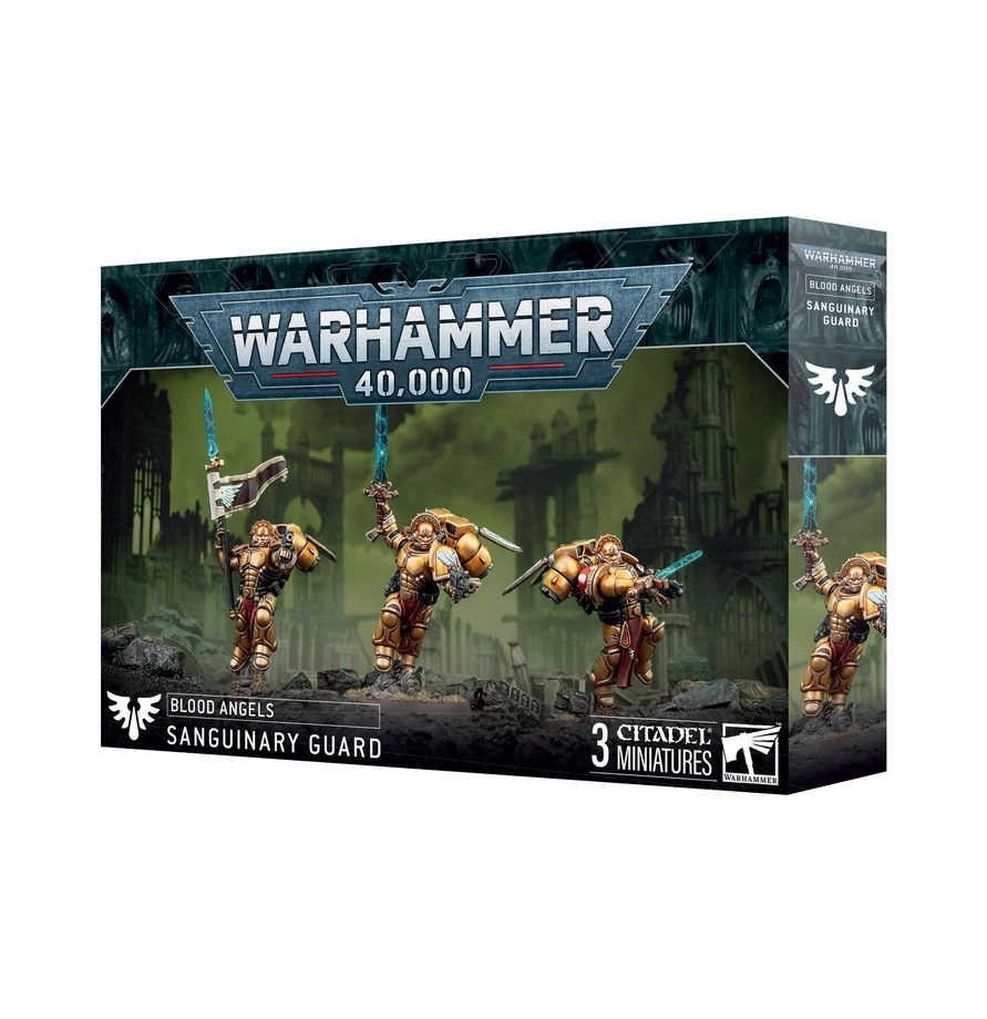 Boîte d'emballage cartonnée officielle de Games Workshop vue de trois-quarts, présentant le kit de figurines de la Garde Sanguinienne (Sanguinary Guard) pour la faction Blood Angels de l'univers Warhammer 40,000. L'illustration centrale met en valeur trois guerriers Space Marines revêtus de magnifiques armures de puissance d'or poli, équipés de réacteurs dorsaux et de halos de fer dorés. Ils avancent sur un sol rocheux sombre et accidenté. À gauche, l'une des figurines brandit une lance et maintient un grand étendard héraldique noir et blanc. Les deux autres soldats manient de redoutables épées énergétiques dont les lames crépitent d'éclairs bleu turquoise. L'arrière-plan est dominé par un paysage sinistre et brumeux aux teintes vert olive, laissant apparaître les silhouettes imposantes de cathédrales gothiques en ruine. Le sommet de la boîte arbore le grand logo métallique gris "Warhammer 40,000". Le bandeau noir inférieur comporte les inscriptions blanches "BLOOD ANGELS", "SANGUINARY GUARD" et "3 CITADEL MINIATURES", flanquées à droite du logo de l'aigle blanc de Games Workshop. Le flanc droit de l'emballage propose un plan rapproché vertical de la figurine armée de l'épée.