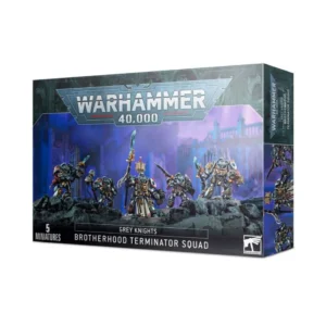 Boîte d'emballage officielle d'une unité de figurines pour le jeu de stratégie Warhammer 40,000, présentée de trois-quarts. Le grand logo argenté de Warhammer 40,000 domine la partie supérieure, incrusté sur une bordure supérieure gris foncé sculptée de reliefs de visages hurlants. L'illustration centrale met en scène l'escouade Grey Knights Brotherhood Terminator Squad entièrement assemblée et peinte. On y observe 5 guerriers d'élite en lourdes armures Terminator argentées et polies, ornées de sceaux de pureté, de parchemins et d'insignes héraldiques. Au centre, le justicar de l'escouade porte un grand livre ouvert fixé sur son armure dorsale et brandit une imposante hallebarde de force Némesis dont la lame brille d'une lueur bleue magique. Les autres membres de l'escouade manient un mélange de glaives Némesis étincelants, de marteaux de force et de fulgurants montés sur les poignets. L'unité progresse de nuit sur un sol de roches sombres et escarpées, devant des ruines gothiques baignées dans une brume mystique aux teintes bleues et violettes. En bas au centre, un encadré noir épuré indique les inscriptions blanches "GREY KNIGHTS BROTHERHOOD TERMINATOR SQUAD", flanquées de la mention "5 MINIATURES" à gauche et du logo blanc officiel de Warhammer Citadel à droite. Le rabat latéral droit, d'une teinte bleu-gris sombre, montre un aperçu vertical des figurines sous le même angle.