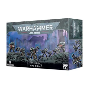 Boîte d'emballage officielle d'une unité de figurines pour le jeu de stratégie Warhammer 40,000, présentée de trois-quarts. Le grand logo argenté de Warhammer 40,000 domine la partie supérieure, incrusté sur une bordure supérieure gris-vert sculptée de reliefs de visages hurlants. L'illustration centrale met en scène l'escouade entière assemblée et peinte, pouvant notamment servir à assembler une Escouade Interceptor Grey Knights. On y observe une ligne de 10Space Marines d'élite arborant des armures assistées argentées métalliques ornées de sceaux de pureté, de détails dorés et de marquages héraldiques blancs et rouges. Les guerriers se tiennent sur un sol rocheux et escarpé gris foncé, brandissant des armes psioniques à lame énergétique bleue ainsi que des bolters d'assaut montés sur les poignets. L'action se déroule au milieu des ruines gothiques bleutées d'une cité impériale dévastée, sous un ciel nocturne brumeux violet. En bas au centre, un encadré noir épuré indique les inscriptions blanches "GREY KNIGHTS STRIKE SQUAD", flanquées de la mention "10 MINIATURES" à gauche et du logo officiel blanc de Warhammer Citadel à droite. Le rabat latéral droit montre un aperçu vertical de ces mêmes combattants sous le même angle.