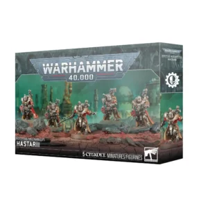 Emballage officiel d'une boîte de figurines Warhammer 40,000 présentant l'unité de Hastarii pour la faction Adeptus Mechanicus. L'illustration centrale met en scène cinq figurines peintes de soldats cyborgs lourdement armés d'armes à énergie et dotés d'armures métalliques argentées aux drapés rouges et blancs. Ils sont positionnés sur un sol rocheux et craquelé de couleur ocre rouge, parsemé de débris gris. L'arrière-plan dépeint un complexe industriel et des cheminées d'usines de science-fiction enveloppés dans une brume turquoise et verte. Le logo gris et blanc "Warhammer 40,000" domine le centre supérieur de la boîte. Les inscriptions blanches "ADEPTUS MECHANICUS" et "HASTARII" figurent en bas à gauche, alors que la mention "5 CITADEL MINIATURES/FIGURINES" et le logo blanc de Citadel sont visibles sur la bordure inférieure noire. La face latérale droite de la boîte montre un plan resserré sur l'un des soldats sous le symbole blanc de la faction représentant un crâne engrené.