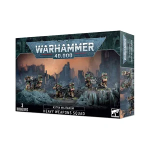 Boîte d'emballage officielle d'une unité de figurines pour le jeu de stratégie Warhammer 40,000, présentée de trois-quarts. Le grand logo argenté de Warhammer 40,000 domine la partie supérieure, incrusté sur une bordure supérieure gris foncé sculptée de reliefs de visages hurlants. L'illustration centrale met en scène l'Escouade d'Armes Lourdes (intitulée Astra Militarum Heavy Weapons Squad en anglais) entièrement assemblée et peinte. On y observe 3 équipes de deux soldats de l'Astra Militarum en uniformes beige et vert kaki, retranchées derrière des formations rocheuses grisâtres et acérées. Chaque binôme manipule une arme lourde différente montée sur trépied : une paire à gauche opère un lance-missiles, l'équipe du centre ajuste un canon laser, et le groupe de droite recharge un bolter lourd. L'arrière-plan présente un paysage urbain gothique en ruine, baigné dans une atmosphère de guerre sombre sous un ciel brumeux aux teintes orangées. En bas au centre, un encadré noir épuré indique les inscriptions blanches "ASTRA MILITARUM HEAVY WEAPONS SQUAD", flanquées de la mention "3 MINIATURES" à gauche et du logo blanc officiel de Warhammer Citadel à droite. Le rabat latéral droit, d'une teinte gris-bleu sombre, montre un aperçu vertical de l'unité sous le même angle.