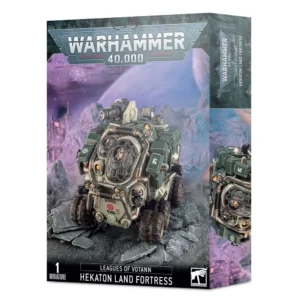 Boîte de produit officielle Warhammer 40,000 présentant la Forteresse Mobile Hekaton. L'illustration centrale montre un imposant véhicule blindé à huit roues imposantes, arborant une livrée jaune et grise texturée, progressant dans un décor de guerre désertique et rocheux. Le véhicule est équipé d'une tourelle supérieure lourde et de canons latéraux. En haut à droite, le logo officiel Warhammer 40,000 est visible. Le bas de la boîte affiche le nom du produit "Hekaton Land Fortress" ainsi que le logo de la faction des Ligues de Votann.