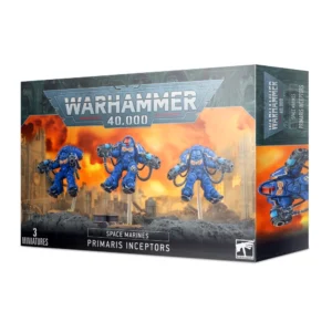 Vue de trois quarts de la boîte de figurines de l'Inceptor Squad pour la faction des Space Marines de Warhammer 40,000. Au sommet de l'emballage, le logo officiel bleu et argenté « WARHAMMER 40,000 » est mis en évidence. L'illustration centrale présente trois Space Marines en armure lourde de couleur bleu azur (aux couleurs des Ultramarines), représentés en plein vol au-dessus d'un champ de bataille de ruines grisâtres grâce à des tiges transparentes. Chaque soldat est équipé d'un réacteur dorsal imposant et manie deux pistolets bolters d'assaut massifs reliés à son équipement par des câbles noirs. Le fond de la scène dépeint un ciel de guerre apocalyptique totalement embrasé par des incendies et des explosions orange et jaunes. Le bandeau noir au bas de la boîte affiche les inscriptions blanches en lettres capitales « 3 MINIATURES », « SPACE MARINES » et « PRIMARIS INCEPTORS », accompagné du logo carré blanc de Games Workshop dans le coin inférieur droit.